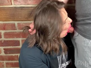 Facefucking a youtuber s pulsating připojenými opčními výstřel v ji ústa