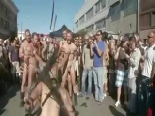 Jemagat öňünde plaza with stripped men prepared for ýabany coarse violent geý group ulylar uçin clip
