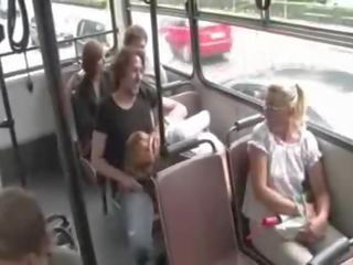 Bitchy ser rødhårete walked i offentlig bundet suger peter i offentlig transport