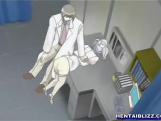 Manga infermiere i lidhur lart në një gynaecological karrige dhe dënim