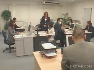 Japen kantoor godin gebonden omhoog naar de stoel en geneukt bij werk
